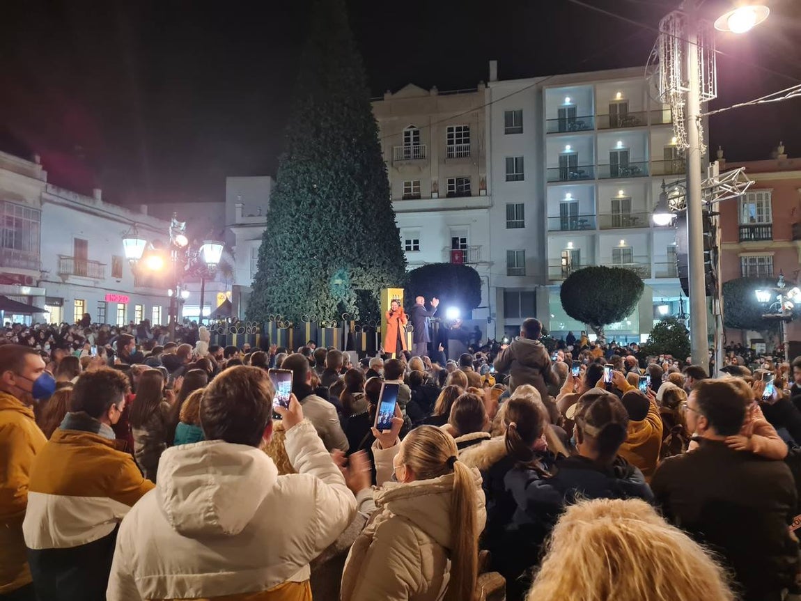 FOTOS: Monchi enciende la iluminación de Navidad en San Fernando