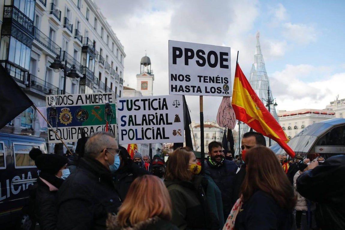 Policías se concentran en la Puerta del Sol de Madrid para protestar contra la reforma de la ley de Seguridad Ciudadana. 