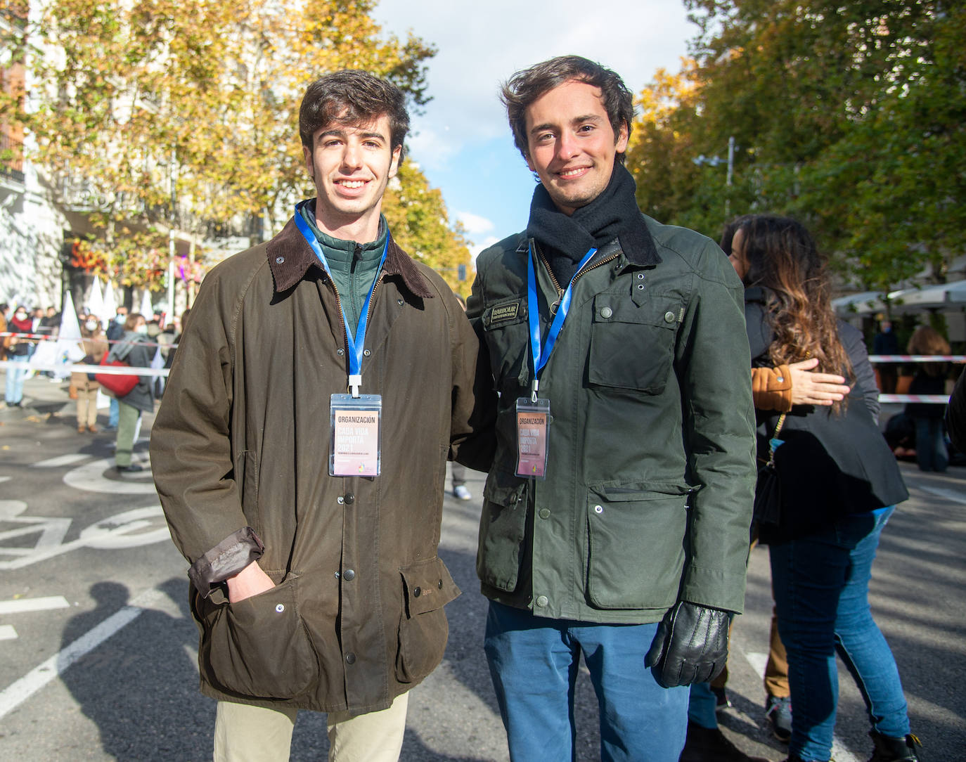 Dos jóvenes acuden a la concentración provida. 