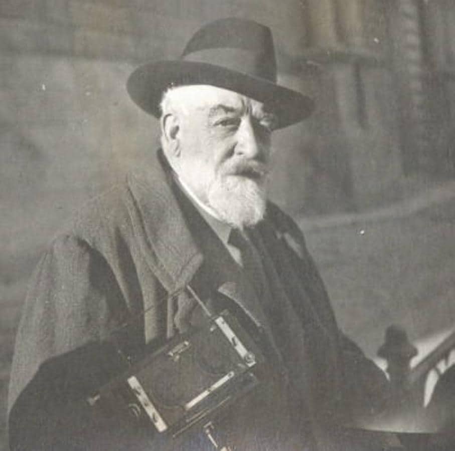 Retrato del fotógrafo madrileño Manuel Amuriza en la plaza del Ayuntamiento de Toledo debida a Adolfo Landecho en febrero de 1922. Archivo Municipal de Toledo. 