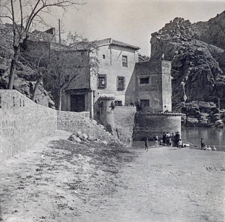 Escena en la orilla del Tajo junto a la Casa del Diamantista. Adolfo Landecho (1922). Archivo Municipal de Toledo. 