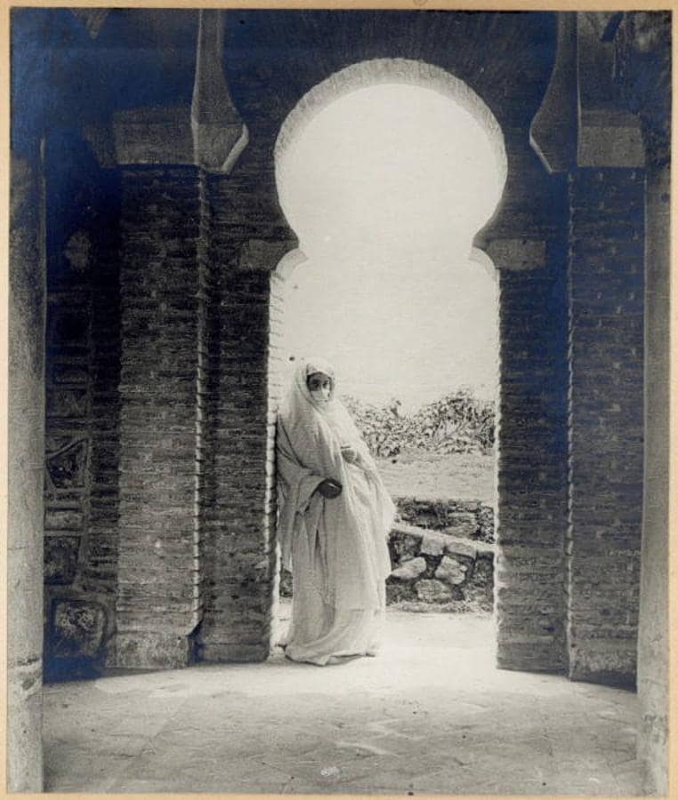 Joven posando con indumentaria moruna en la mezquita del Cristo de la Luz. Adolfo Landecho (1914. Archivo Municipal de Toledo. 