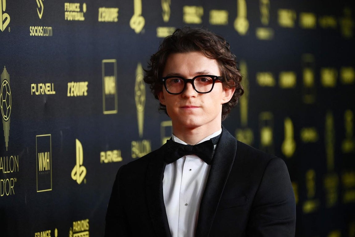 Tom Holland, presente en la gala. El último Spiderman, con un esmoquin estilo Hollywood, el actor ha hecho su acto de presencia en París