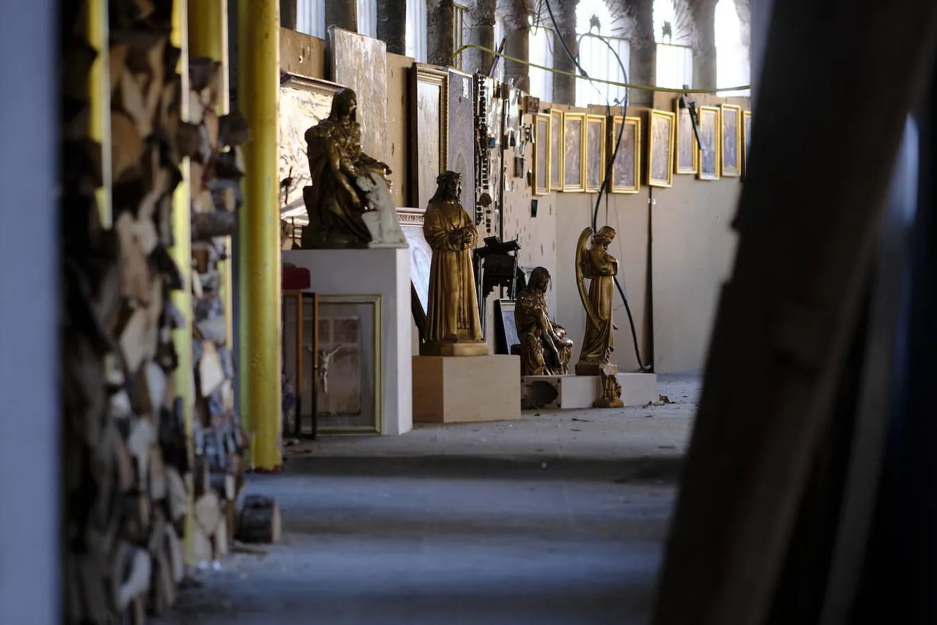 El proyecto paró por falta de fondos. En 2018, ABC visitó la catedral junto a Justo. En la imagen, algunas de las iconografías religiosas sin espacio dentro en el edificio