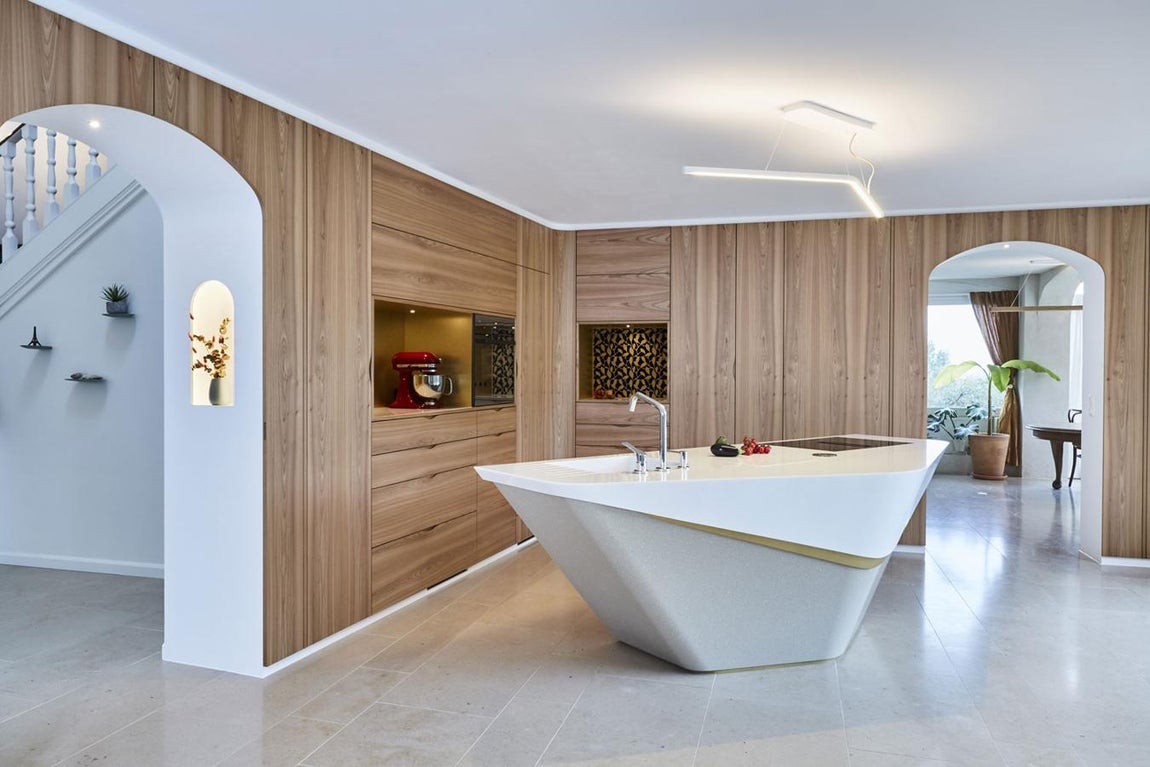 Inspirada en la naturaleza, esta espectacular isla de HIMACS, con fregadero y escurridor integrado, forma parte de una cocina diseñada por Charlotte Raynaud Hegenbart, donde sus grandes dimensiones y el exquisito acabado de la piedra acrílica son protagonistas absolutos del espacio. Precio: entre 50.000 y 75.000 euros