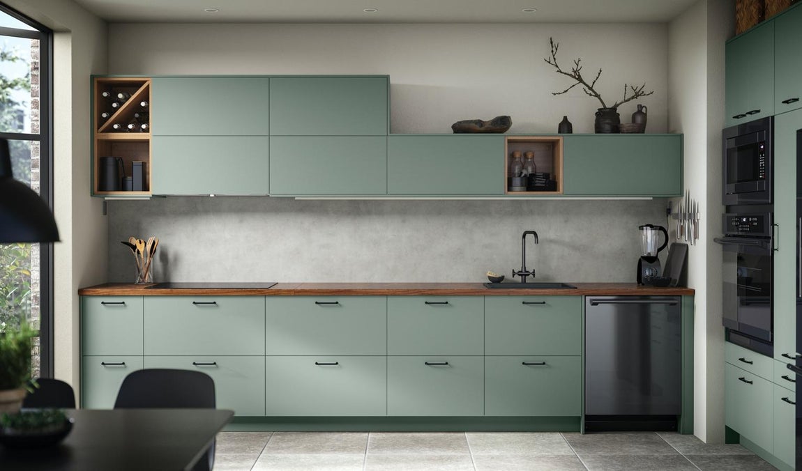 Laminada. Con parte superior y borde de chapa de nogal y dorso laminado, la encimera Karlby Ikea (99 €, de 186 x 3,8 cm) aúna lo mejor de la madera maciza y la chapa, ya que su superficie puede lijarse para que dure nueva más tiempo.