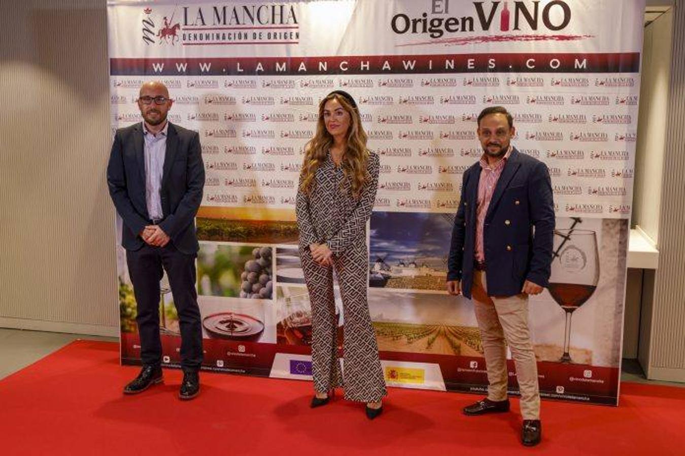 Los tres jóvenes jovenes profesionales DO La Mancha 2021. De izquierda a derecha en la imagen: Ildefonso Salazar, Premio Joven Maitre 2021 María Morales, Premio Joven Chef 2021Ángel López, Premio Joven Director de  Hotel 2021, Posada de la Sillería. 