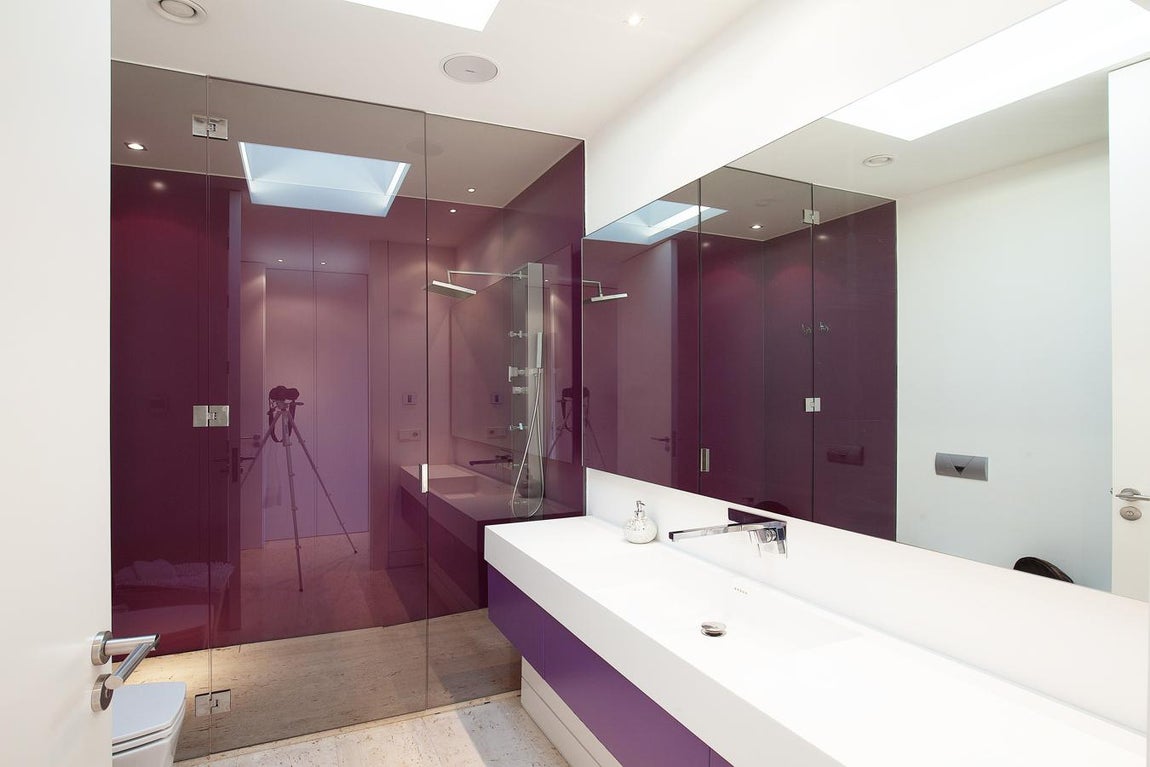 La exclusiva propiedad de La Moraleja para vivir rodeado de lujos. Cada uno de los cuartos de baño sigue un diseño que se complementa con el de los dormitorios a los que pertenecen, con pinceladas de color estratégicas y una iluminación muy cuidada.