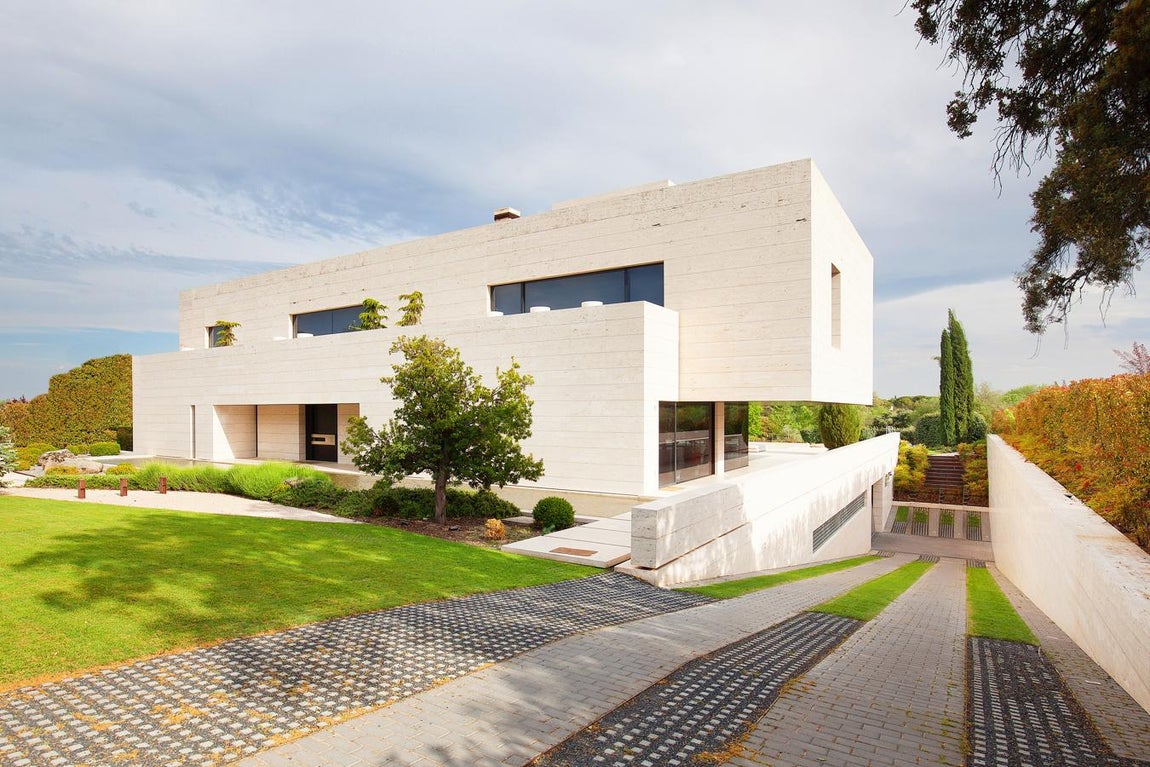 La exclusiva propiedad de La Moraleja para vivir rodeado de lujos. El barrio de La Moraleja, uno de los más exclusivos de la capital, es conocido por sus majestuosas propiedades donde destaca este vanguardista chalet completamente preparado para que un nuevo propietario entre a disfrutar de sus múltiples lujos. Perfecto tanto para una familia que busca un enclave tranquilo en el que disfrutar de la privacidad con grandes espacios al aire libre, como para una pareja a la que le guste recibir invitados en casa. <a href="https://www.pisos.com/comprar/casa-alcobendas_la_moraleja28109-17574932424_101800/" target="_blank">Se encuentra disponible a través del portal inmobiliario Pisos.com  </a>por un precio de 5,5 millones de euros.