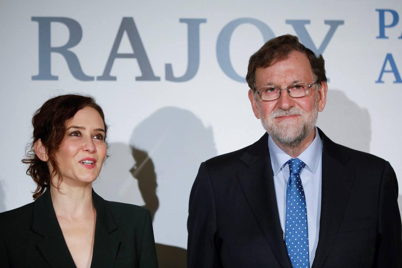 El expresidente del Gobierno, Mariano Rajoy, acompañado por la presidenta de la Comunidad de Madrid, Isabel Díaz Ayuso, a su llegada a la presentación de su libro 'Política para adultos'. 