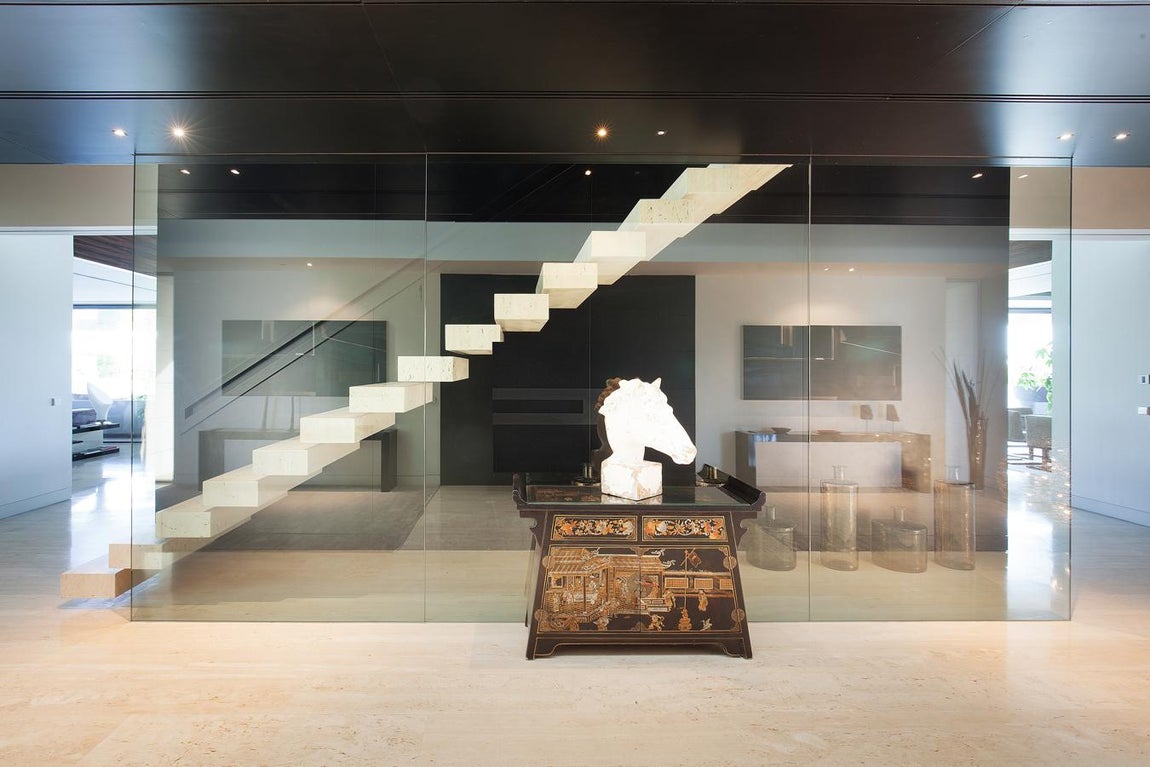 La exclusiva propiedad de La Moraleja para vivir rodeado de lujos. En cuanto a la residencia, tiene 2.500m2 repartidos en dos plantas y un sótano donde cada detalle se ha medido con  premura para que el resultado sea exquisito. Prueba de ello se encuentra en el recibidor biplanta, con una escalera flotante acristalada que le confiere un toque de elegancia sublime.