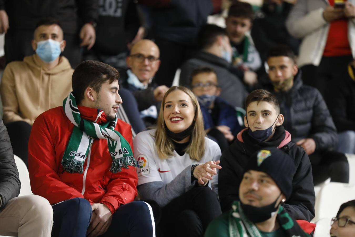 El ambientazo en la grada del Arcángel en el Córdoba CF - Sevilla FC, en imágenes