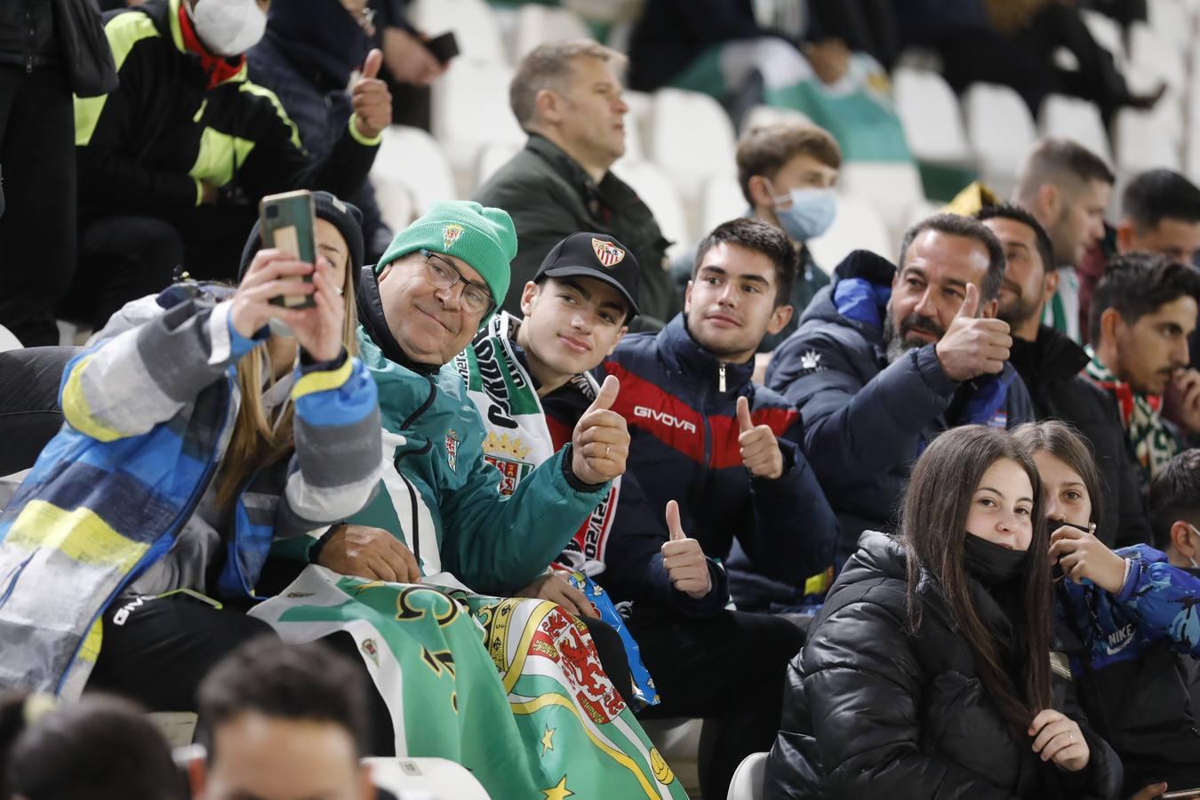 El ambientazo en la grada del Arcángel en el Córdoba CF - Sevilla FC, en imágenes