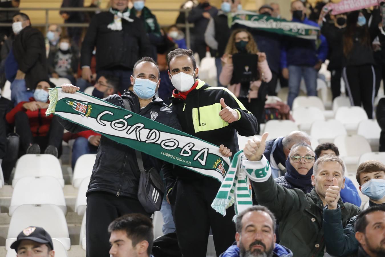 El ambientazo en la grada del Arcángel en el Córdoba CF - Sevilla FC, en imágenes