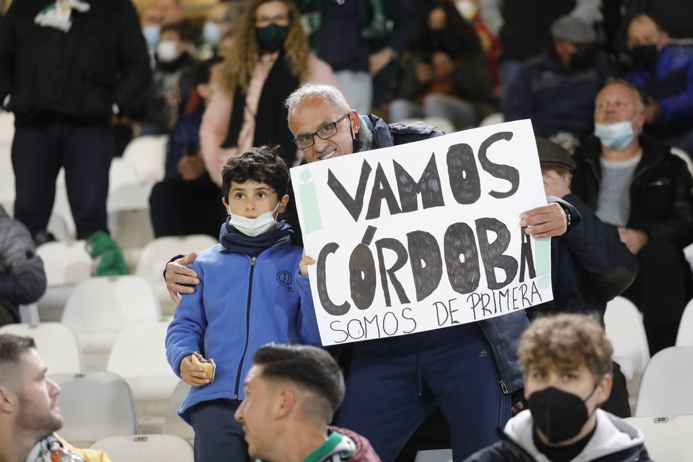 El ambientazo en la grada del Arcángel en el Córdoba CF - Sevilla FC, en imágenes