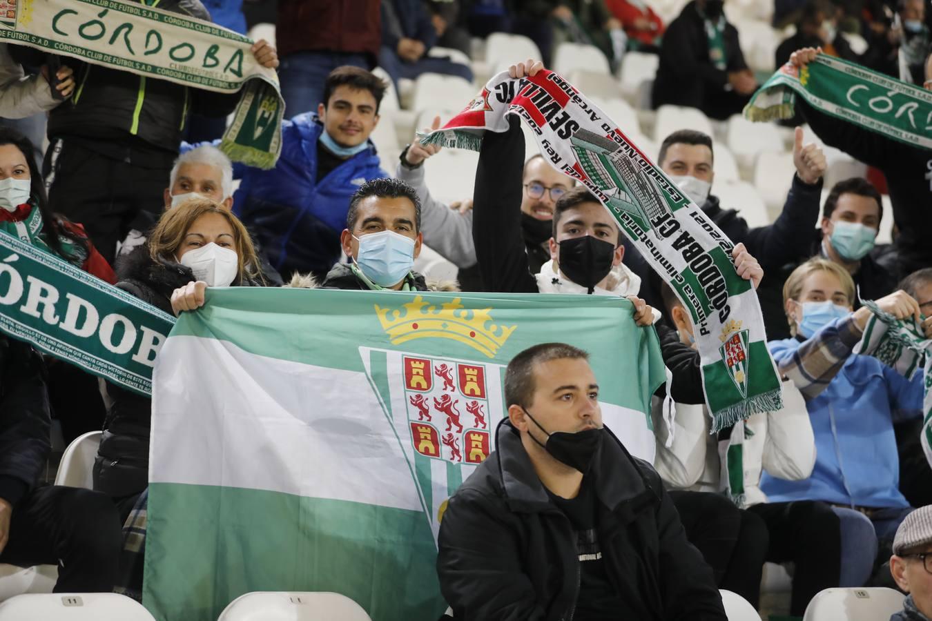 El ambientazo en la grada del Arcángel en el Córdoba CF - Sevilla FC, en imágenes