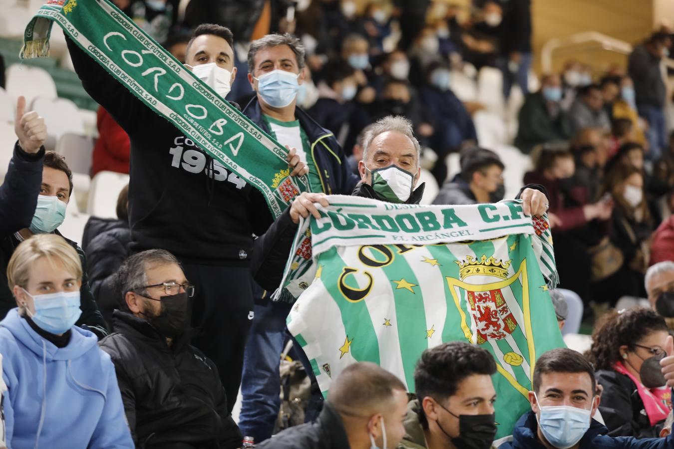 El ambientazo en la grada del Arcángel en el Córdoba CF - Sevilla FC, en imágenes