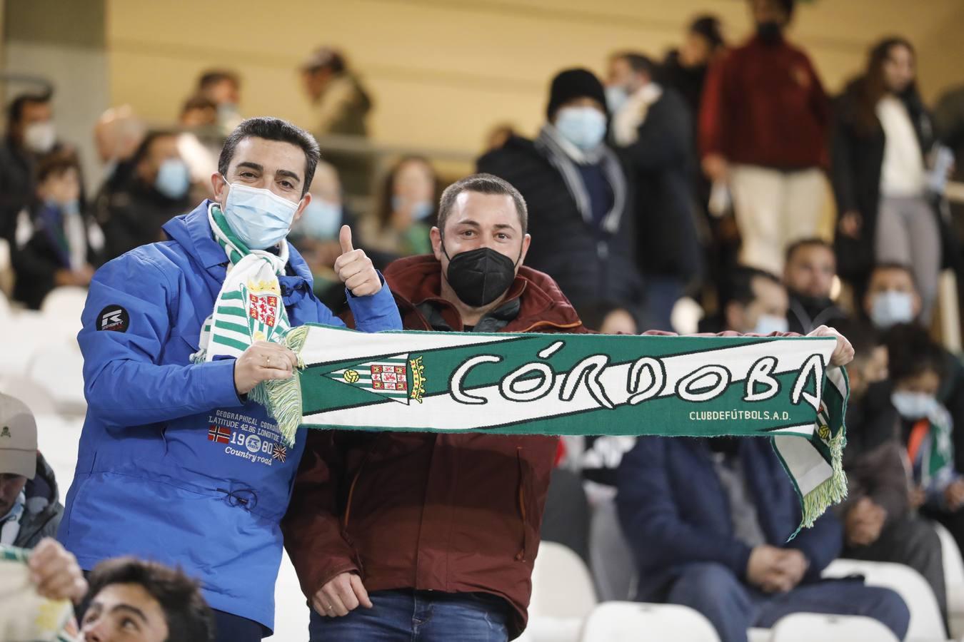 El ambientazo en la grada del Arcángel en el Córdoba CF - Sevilla FC, en imágenes