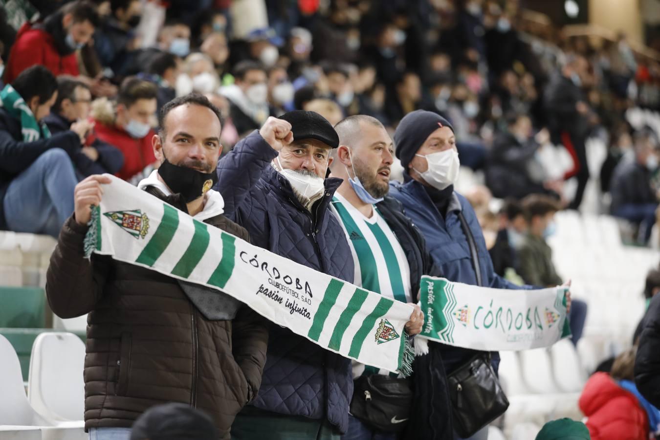 El ambientazo en la grada del Arcángel en el Córdoba CF - Sevilla FC, en imágenes