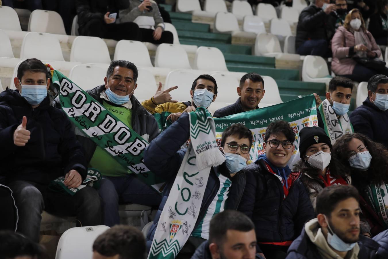 El ambientazo en la grada del Arcángel en el Córdoba CF - Sevilla FC, en imágenes