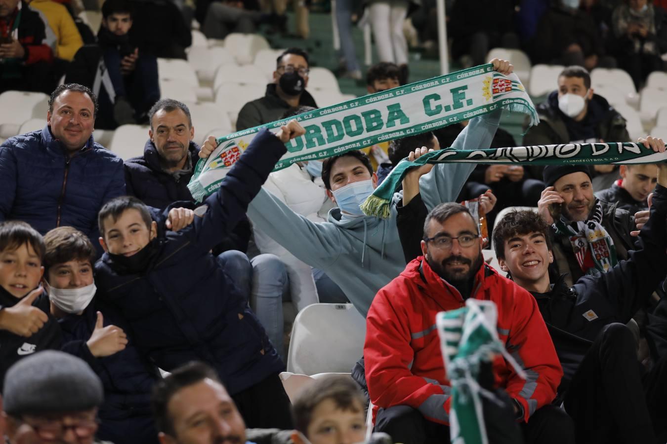 El ambientazo en la grada del Arcángel en el Córdoba CF - Sevilla FC, en imágenes