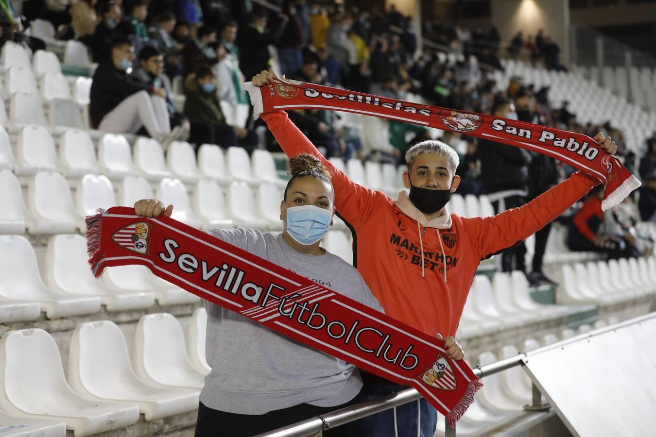 El ambientazo en la grada del Arcángel en el Córdoba CF - Sevilla FC, en imágenes