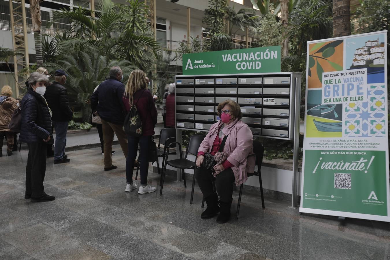 FOTOS: Colas en Cádiz para recibir la tercera dosis del Covid y la vacuna de la gripe