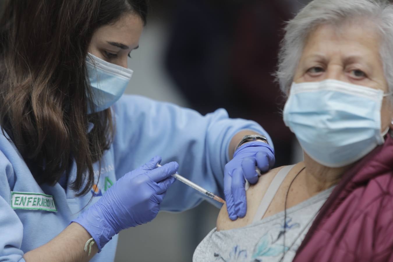 FOTOS: Colas en Cádiz para recibir la tercera dosis del Covid y la vacuna de la gripe