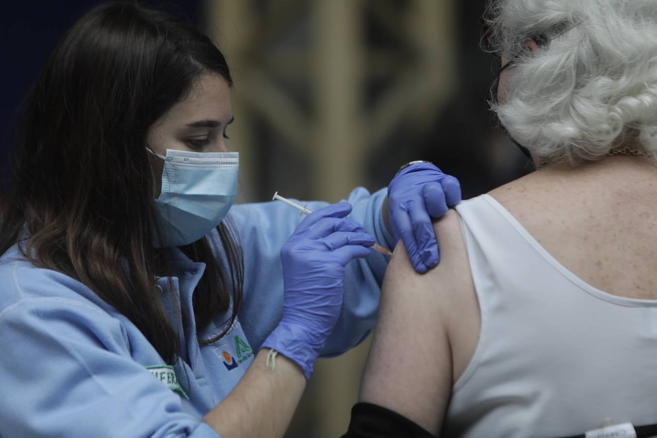 FOTOS: Colas en Cádiz para recibir la tercera dosis del Covid y la vacuna de la gripe