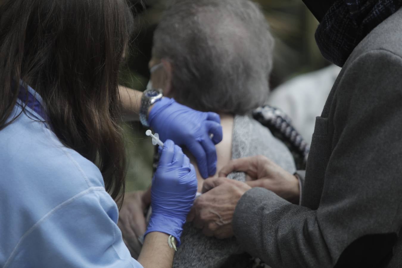 FOTOS: Colas en Cádiz para recibir la tercera dosis del Covid y la vacuna de la gripe