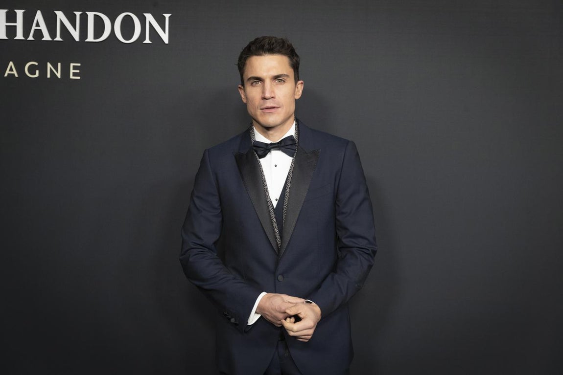 Álex González derrochó simpatía en la alfombra roja en la que posó sin su novia, María Pedraza. Optaron por la discreción, como es habitual en ellos.. 