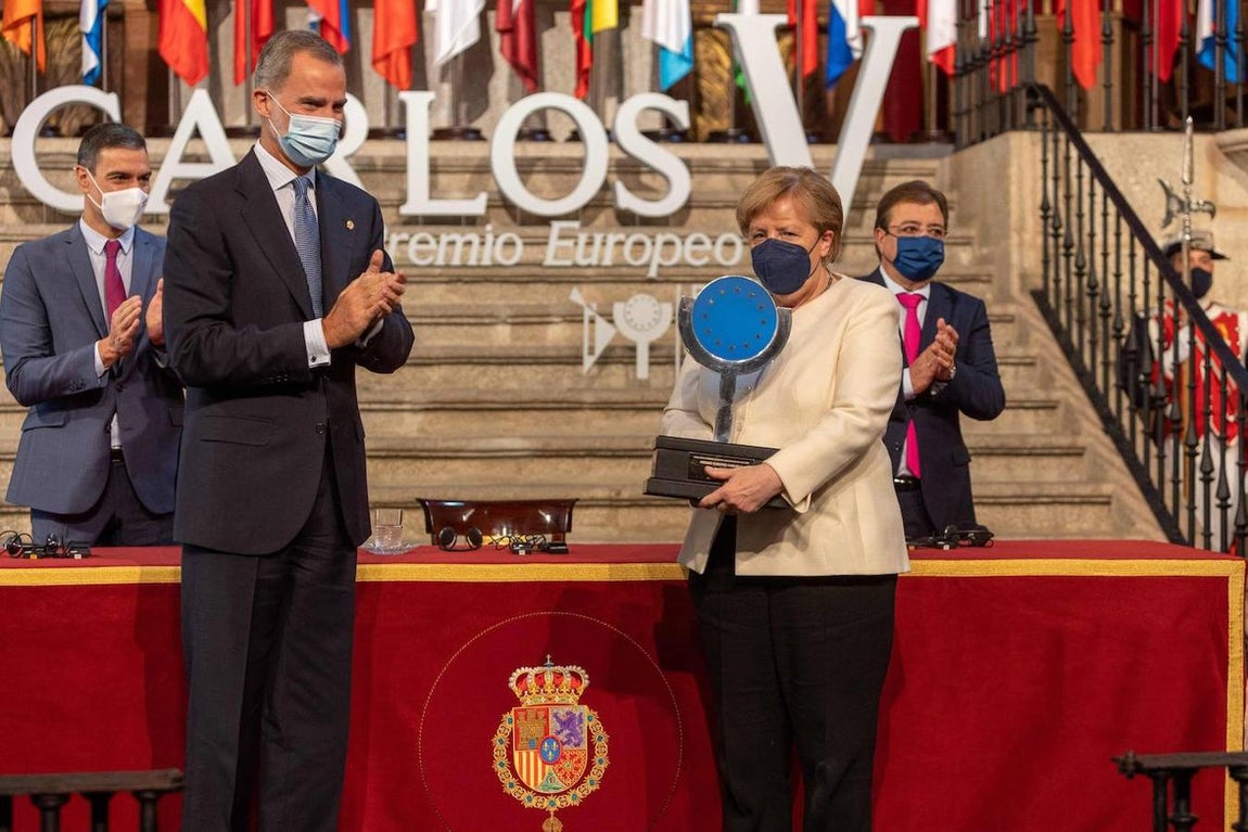 La canciller alemana recibe el Premio Carlos V de manos de Felipe VI en octubre de 2021. 