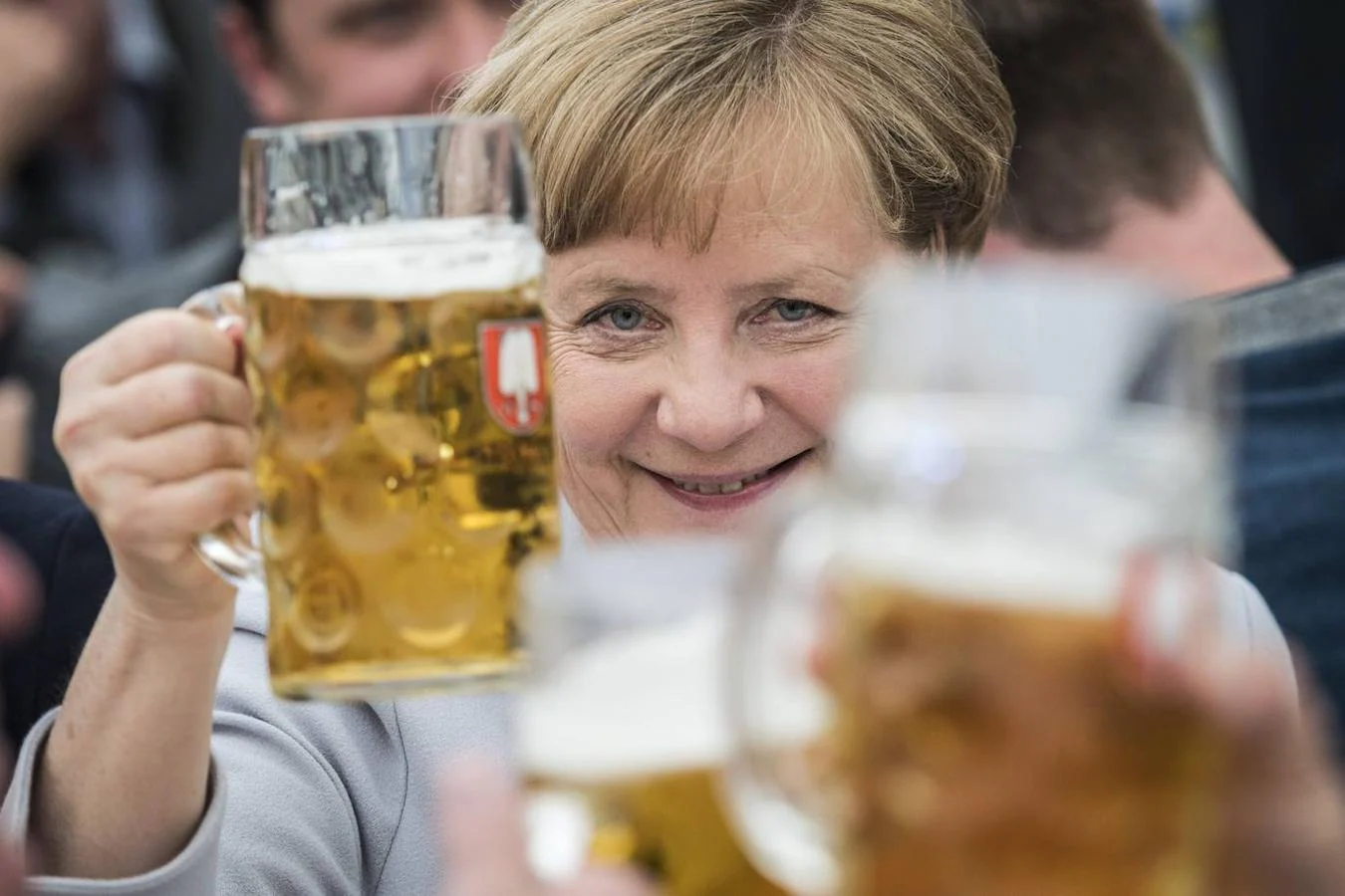 Angela Merkel, brinda durante un acto de partido en Múnich en 2017. 