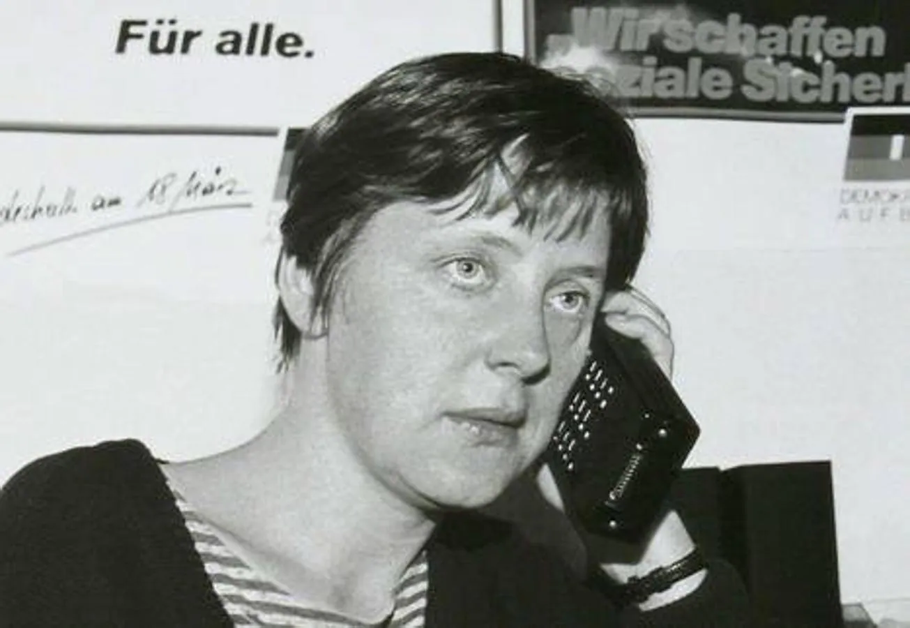 Una joven Angela Merkel habla por teléfono. 