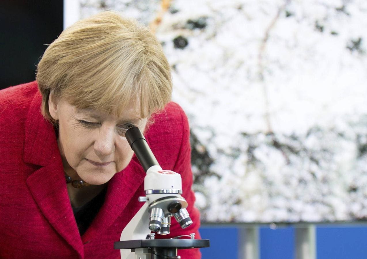 Angela Merkel observa a través de un microscopio en la Cancillería alemana en Berlín en 2015. 