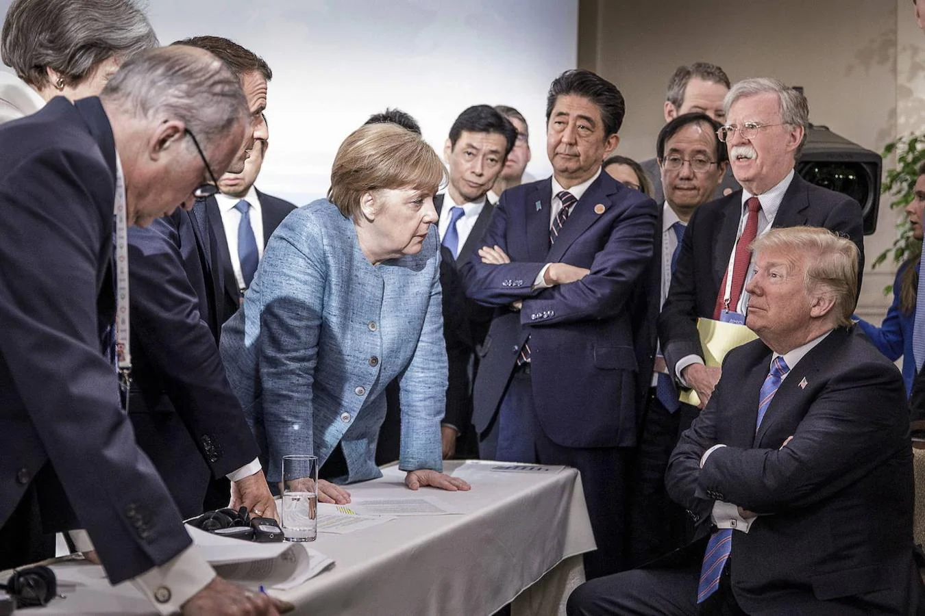 Merkel mira a Donald Trump durante una cumbre de líderes del G-7 en Charlevoix (Canadá). 