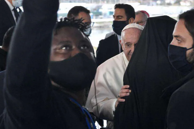 El Papa ha estrechado manos y ha abrazado a los migrantes que le esperaban. 