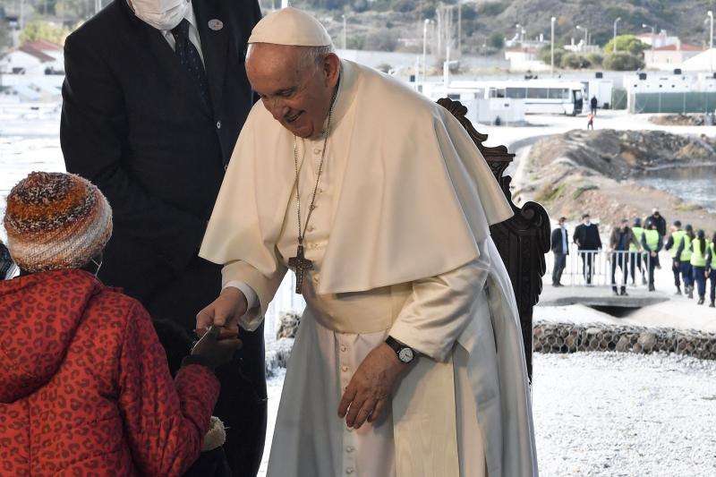 El Papa se ha mostrado muy atento con los más pequeños, entusiasmados por s visita. 