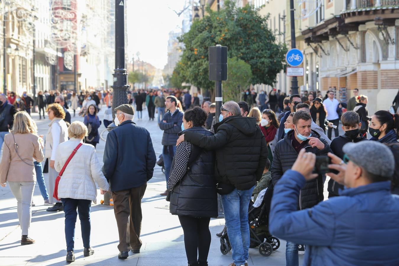 Multitud de sevillanos y turistas por las calles del Centro de Sevilla. ROCÍO RUZ