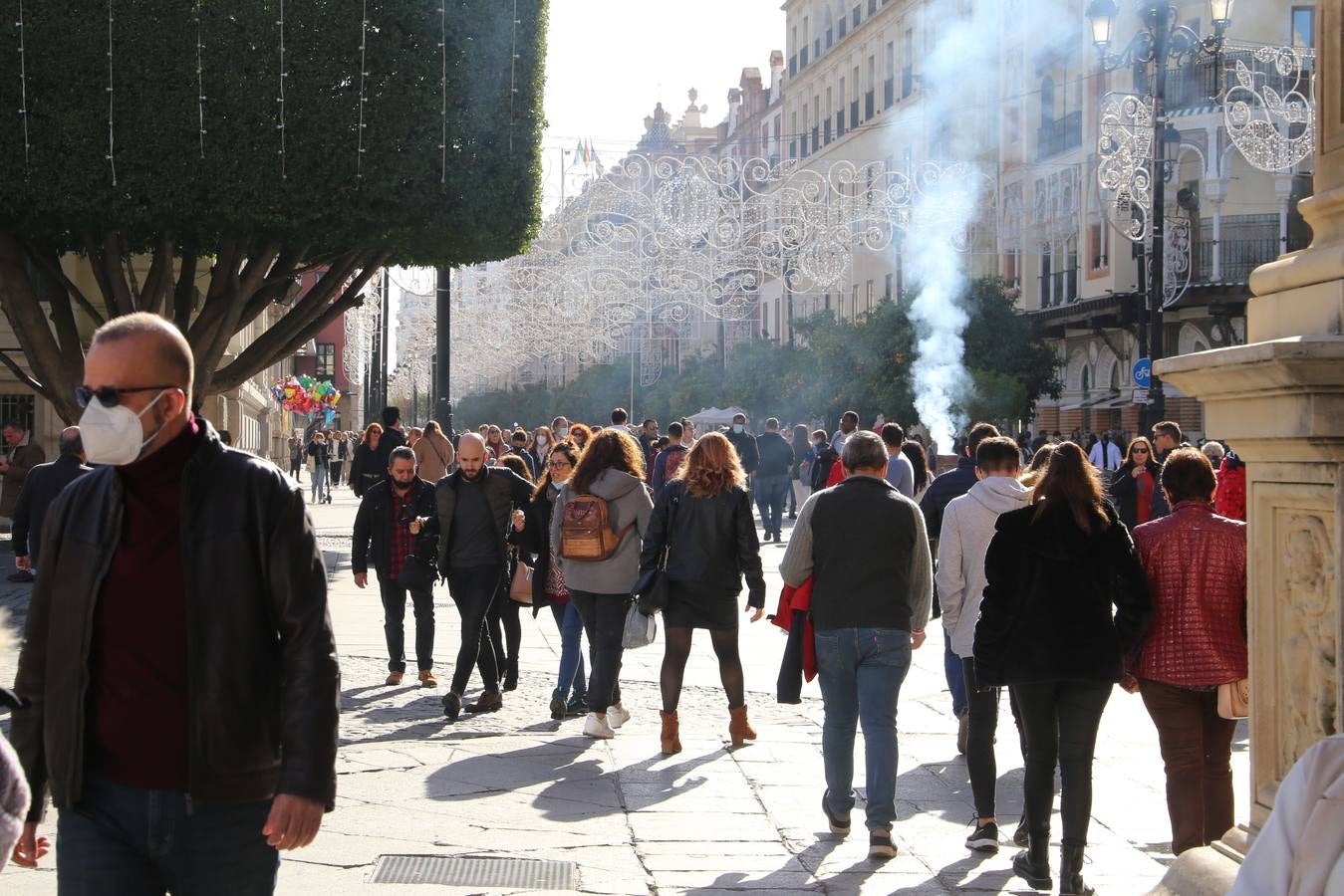 Multitud de sevillanos y turistas por las calles del Centro de Sevilla. ROCÍO RUZ