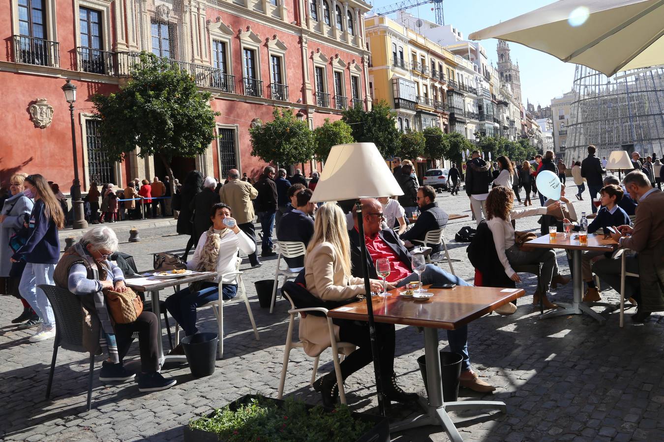 Multitud de sevillanos y turistas por las calles del Centro de Sevilla. ROCÍO RUZ