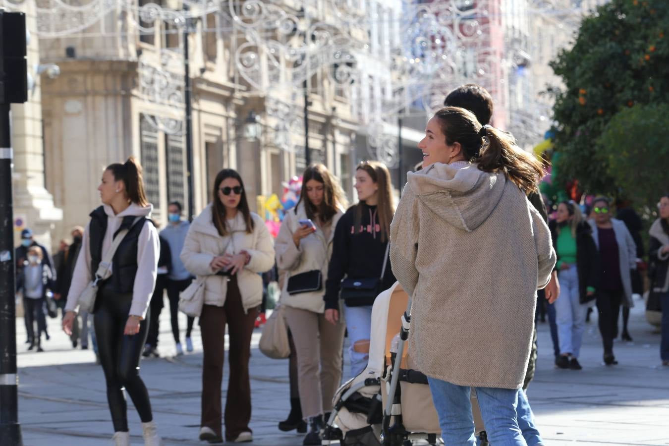 Multitud de sevillanos y turistas por las calles del Centro de Sevilla. ROCÍO RUZ