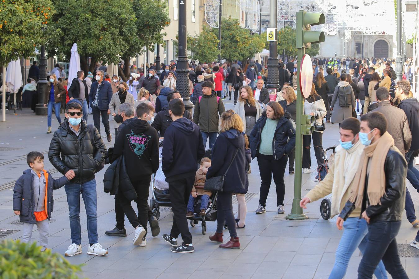 Multitud de sevillanos y turistas por las calles del Centro de Sevilla. ROCÍO RUZ