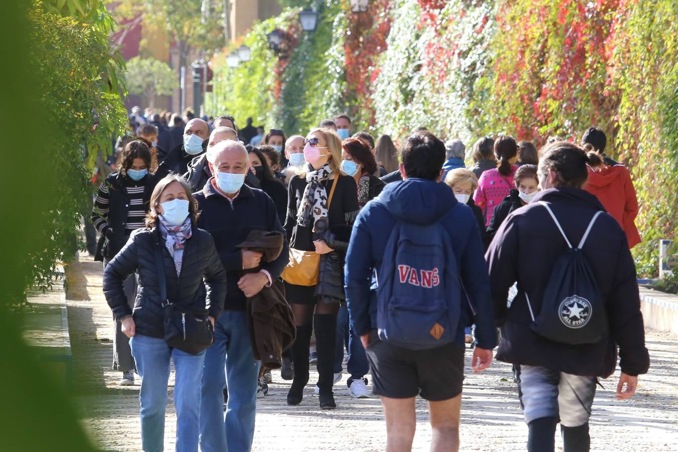 Multitud de sevillanos y turistas por las calles del Centro de Sevilla. ROCÍO RUZ