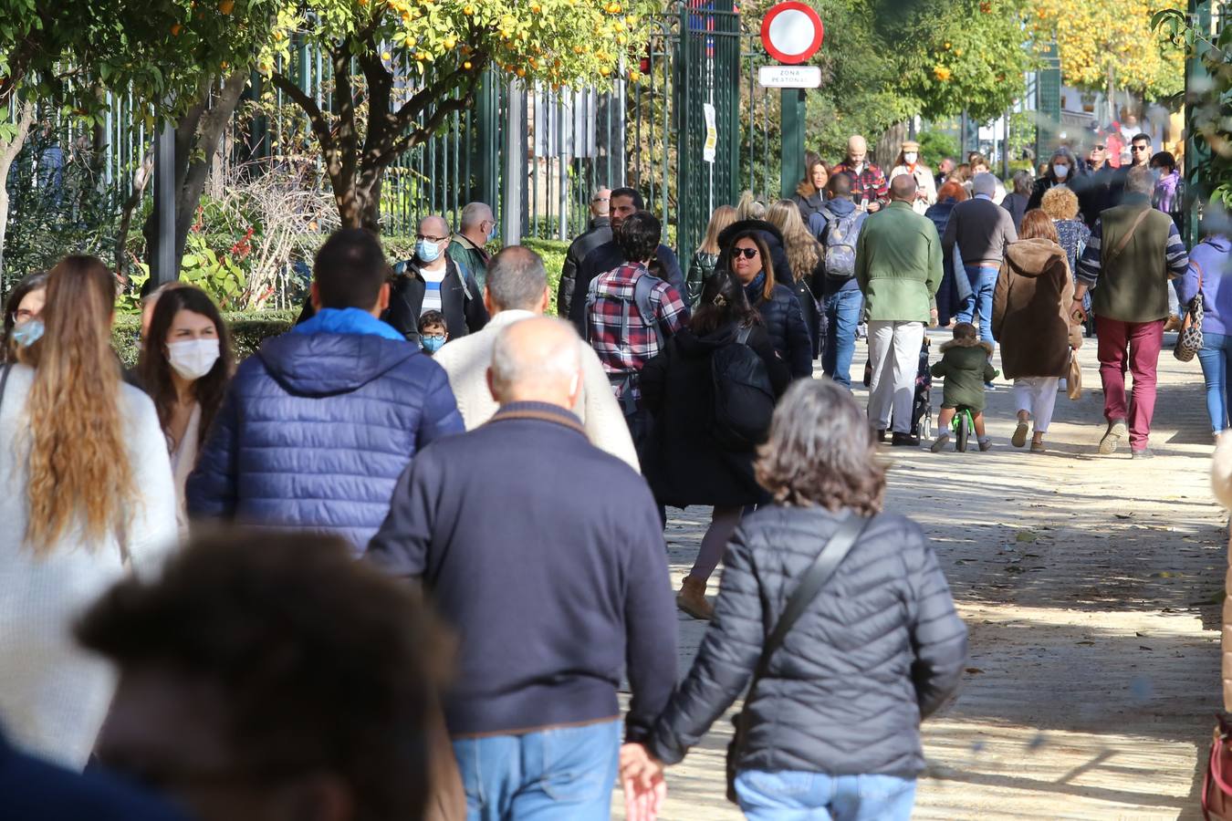 Multitud de sevillanos y turistas por las calles del Centro de Sevilla. ROCÍO RUZ