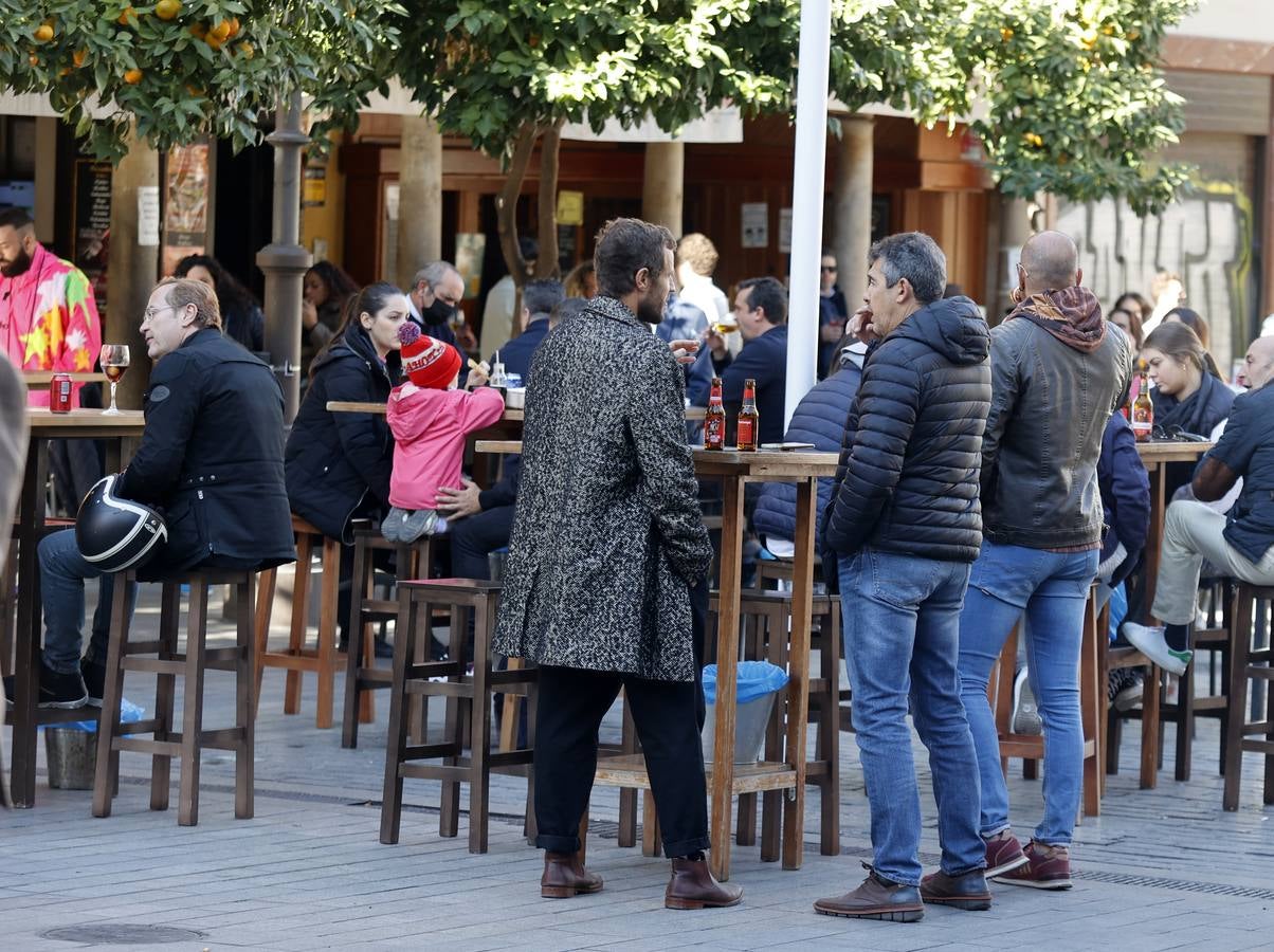 Las terrazas de los bares de Sevilla se preparan para el frío. MANUEL GÓMEZ