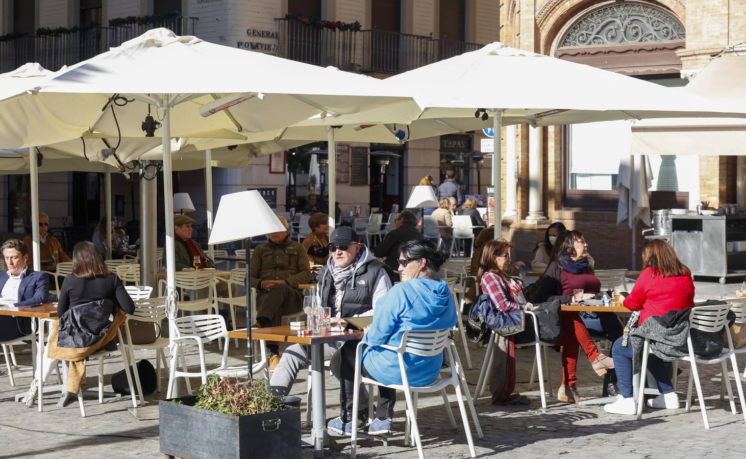 Las terrazas de los bares de Sevilla se preparan para el frío. MANUEL GÓMEZ