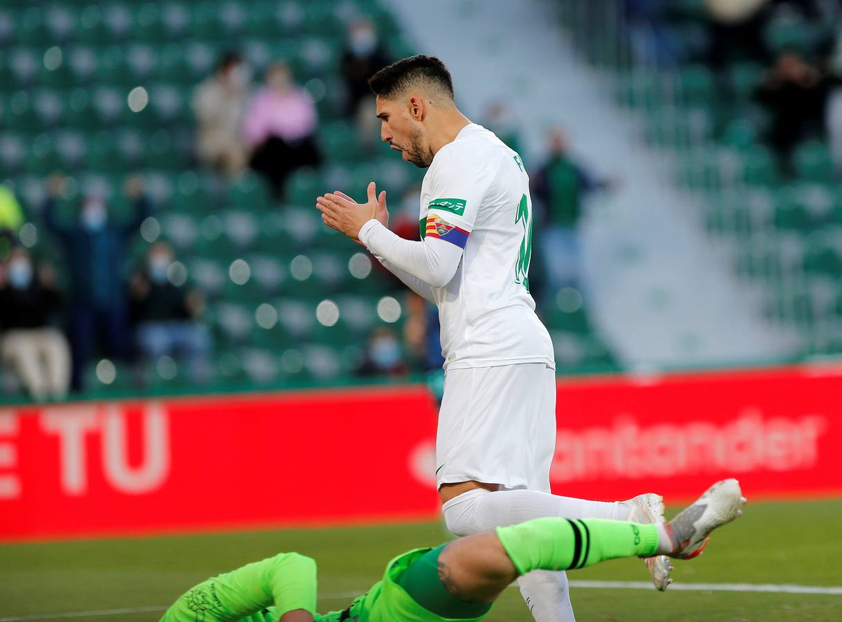 El Elche-Cádiz CF, en imágenes: la cara de la derrota