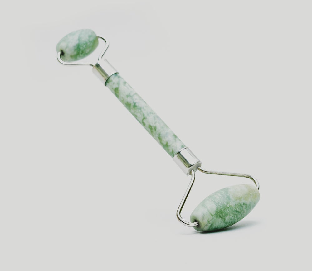 Masaje facial. Además de relajar, el masaje facial mejora la tonificación, activa la circulación sanguínea y la oxigenación, para una piel más joven, tersa, con aspecto saludable y luminosa. El masajeador facial Roller de piedra de jade de Unique Natural Cosmetics (19,90 €) contrae los vasos sanguíneos, desinflamando al instante, y ayudando a mejorar la elasticidad y renovación celular, para una piel más radiante y saludable.