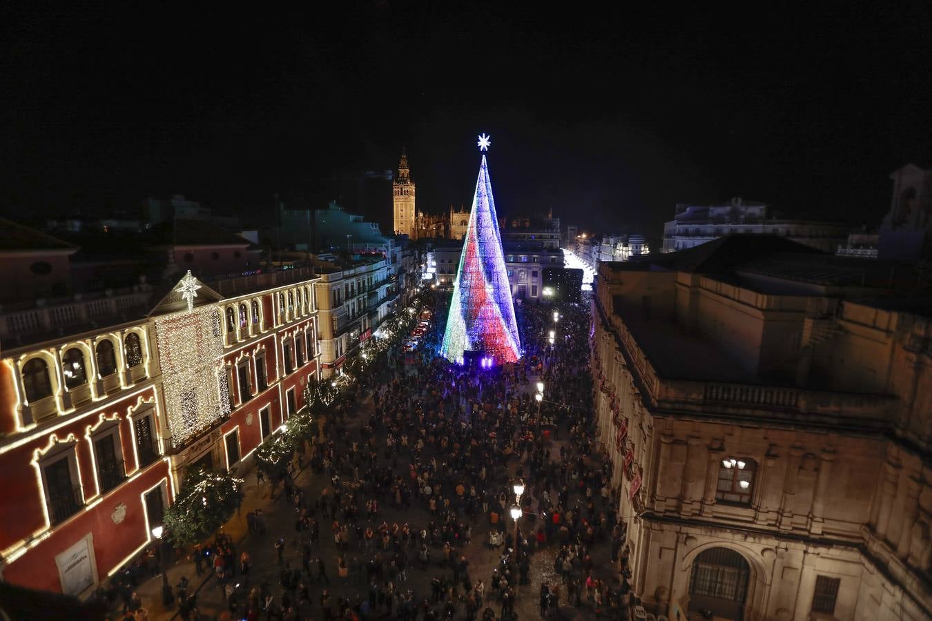 Encendido del árbol de luces led en la Plaza de San Francisco. RAÚL DOBLADO